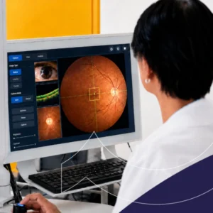 Profesional revisando imágenes de retina en un monitor