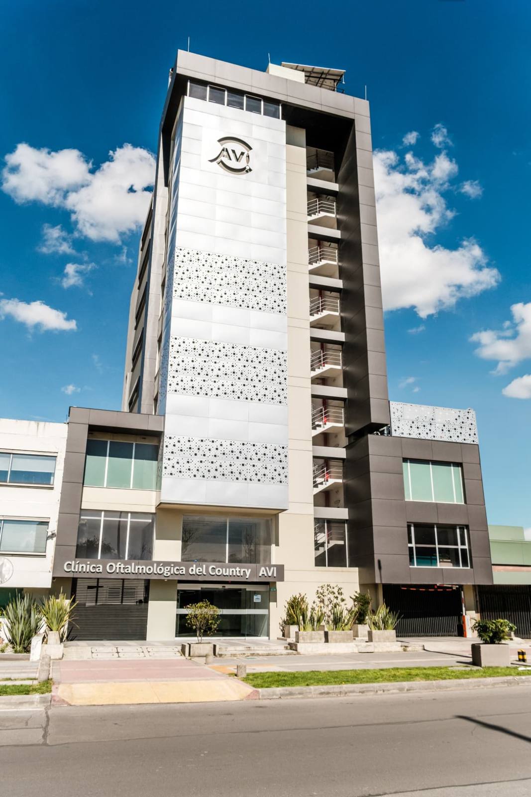 Fachada de la sede de la Clínica Oftalmológica del Country AVI en Bogotá