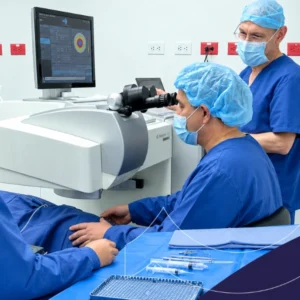 Médicos realizando un examen ocular en un quirófano equipado para cirugía refractiva