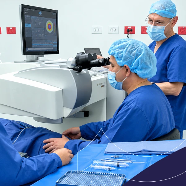 Médicos realizando un examen ocular en un quirófano equipado para cirugía refractiva