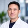 Hombre con bata blanca en entorno profesional