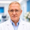 Médico mayor con gafas en un entorno clínico