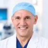 Dr. Victor Bohorquez, Director Científico de Clínica AVI, sonriendo en un entorno hospitalario