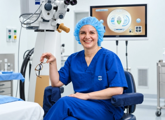 Médica sonriente en sala de operaciones de la Clínica AVI con equipamiento avanzado