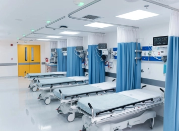 Sala de hospital moderna con camas médicas y equipamiento avanzado en Clínica AVI